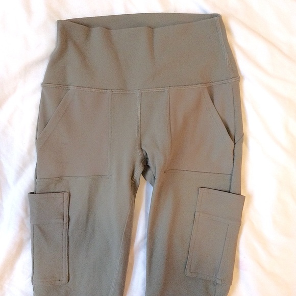 Alo High-Waist Cargo Legging (gray) - Picture 8 of 10
